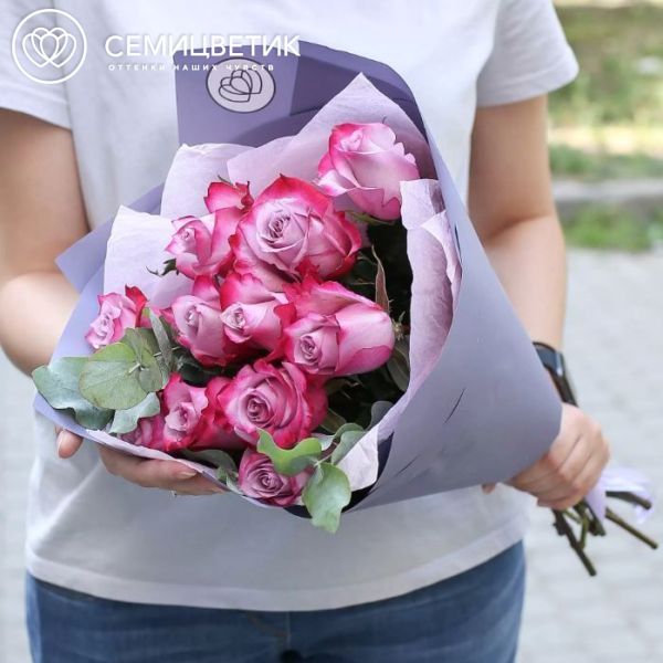 Букет из 11 сиреневых с фиолетовой каймой роз Purple Queen 40 см c эвкалиптом