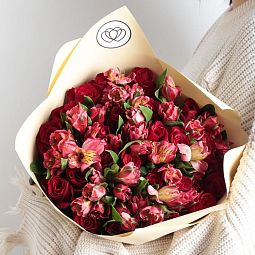 Букет из 25 красных роз (Кения) и 7 красных альстромерий в кремовой пленке
