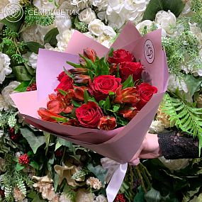 Букет из 7 красных роз 40 см (Кения) и 4 красных альстромерий в розовой пленке