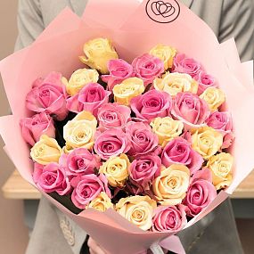 Букет из 35 розовых и кремовых роз 50 см (Россия) в розовой пленке