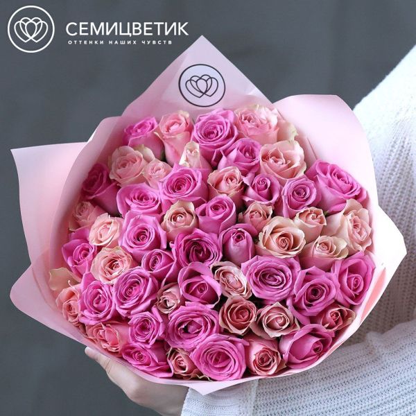 Букет из 51 розовой и нежно-розовой розы 35 см (Кения) в розовой упаковке