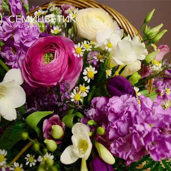 Композиция из тюльпанов, фрезии и ранункулюса в корзине