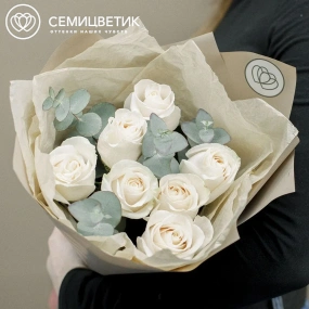Букет из 7 белых роз Vendela 50 см (Эквадор) с эвкалиптом в кремовой пленке