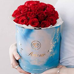 Букет в голубой шляпной коробке Amour Mini из 31 красной розы (Кения) Standart