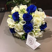 Свадебный букет из белых и синих роз