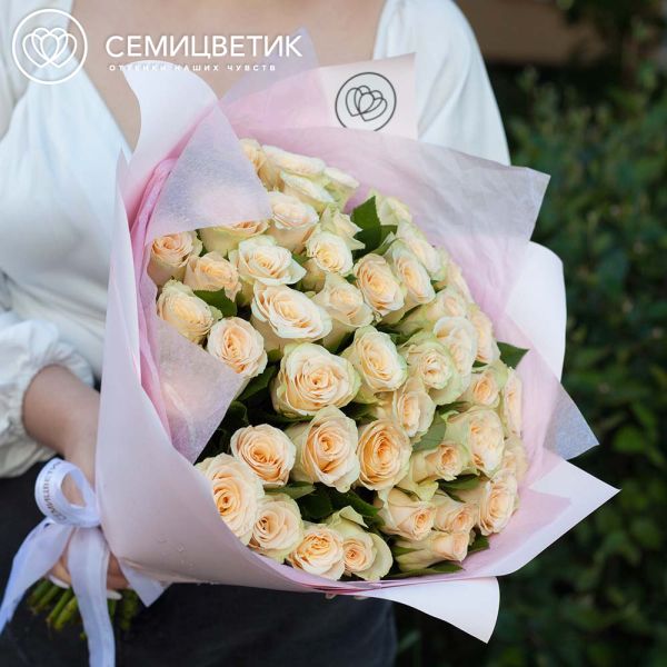 Букет из 45 кремовых роз 40 см (Кения) в розовой пленке