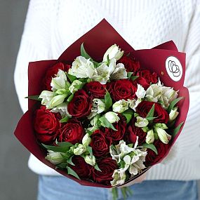 Свадебный букет  из 15 красных роз (Кения) и 7 белых альстромерий в бордовой пленке