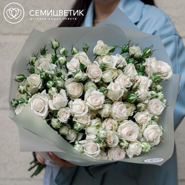 Букет из 15 кустовых пионовидных белых роз 70 см (Россия) в прозрачной пленке