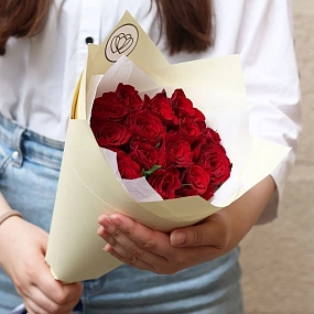 Букет из 15 красных роз 30 см (Кения) в кремовой пленке