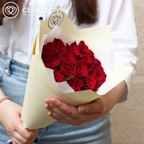 Букет из 15 красных роз 30 см (Кения) в кремовой пленке
