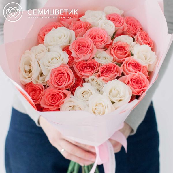 Букет из 11 белых и розовых кустовых роз 40 см (Эквадор)