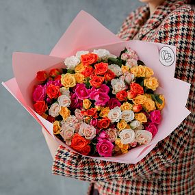 Букет из 25 кустовых роз 40 см микс (Кения) в розовой пленке