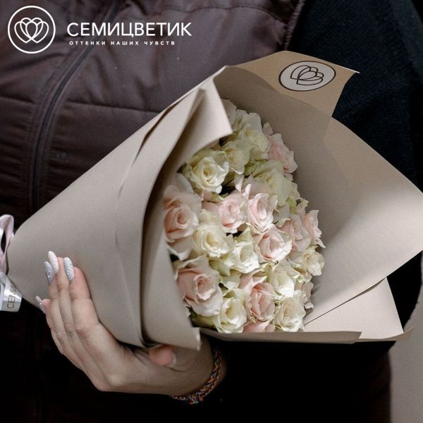 Букет из 25 нежно-розовых и белых роз 40 см (Кения) в кремовой пленке