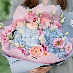 Букет из 5 пионовидных роз Flash back, 6 розовых лизиантусов и 2 голубых гортензий в голубой пленке