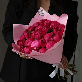 Букет из 25 ярко-розовых пионов Red Sarah Bernhardt Premium в розовой упаковке