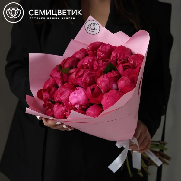 Букет из 25 ярко-розовых пионов Red Sarah Bernhardt Premium в розовой упаковке