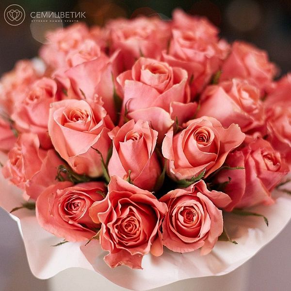 Букет в белой шляпной коробке Amour Mini из 29 розовых роз (Кения) Premium