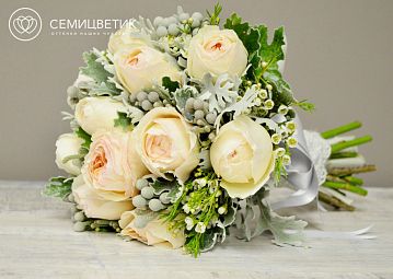Свадебный букет из пионовидных роз, брунии и цинерарии