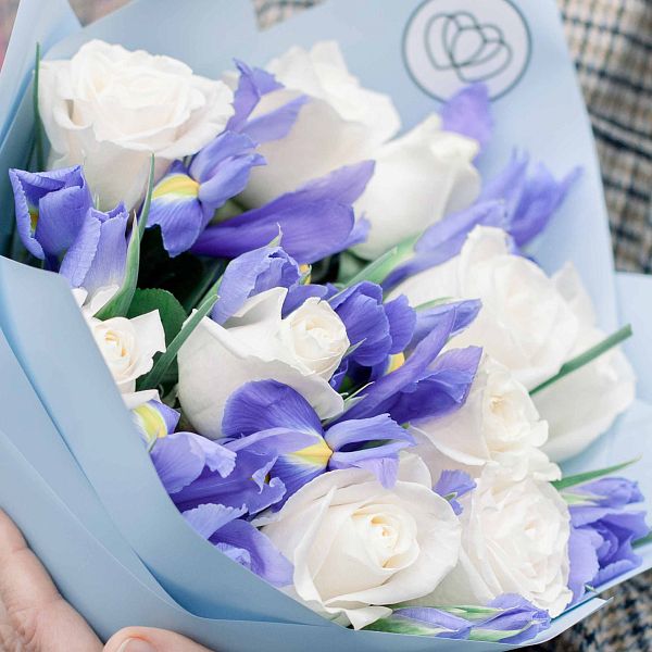 Букет из 10 белых роз (Эквадор) 50 см Vendela и 15 синих ирисов в голубой пленке