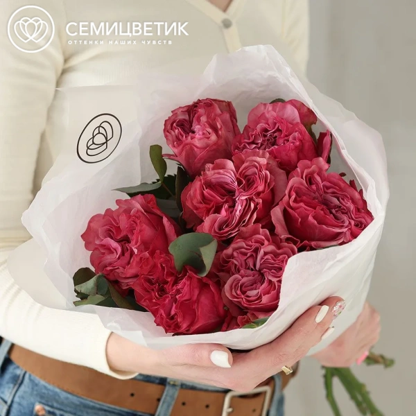 Букет из 7 пионовидных роз Country Blues (Эквадор) 50 см с эвкалиптом в прозрачной упаковке