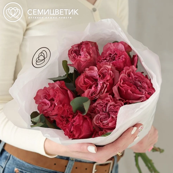 Букет из 7 пионовидных роз Country Blues (Эквадор) 50 см с эвкалиптом в прозрачной упаковке