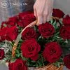 Композиция из 25 красных с темной каймой роз (Россия) 30 см в корзине