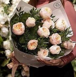 Букет из 11 персиковых пионовидных роз Juliet 50 см (Эквадор) с фисташкой
