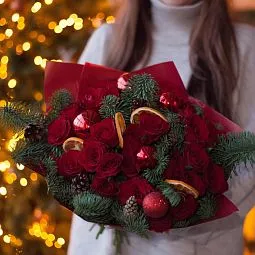 Букет из 25 красных роз (Кения) с елью, шишками и апельсинами в упаковке