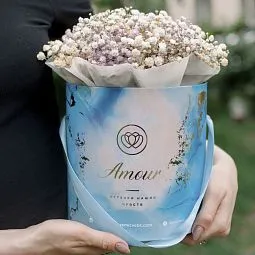 Букет в голубой шляпной коробке Amour Mini из гипсофилы микс