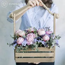 Деревянный ящик с пионами, статицей и эвкалиптом