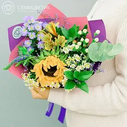 Букет из подсолнуха, астры и матрикарии в сиреневой пленке