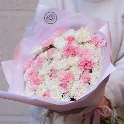 Букет из 51 розовой, белой и кремовой гвоздики