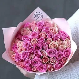 Букет из 51 розовой и нежно-розовой розы 35 см (Кения)