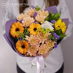 Букет из гербер, подсолнуха и кустовых хризантем в сиреневой пленке