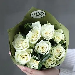 Свадебный букет из 9 белых роз 40 см (Кения) с фисташкой