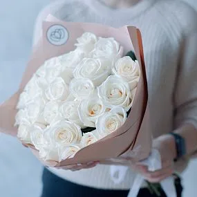 Букет из 25 белых роз 70 см (Эквадор) в кремовой пленке
