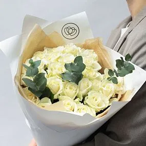 Букет из 25 белой розы 50 см (Россия) с эквалиптом