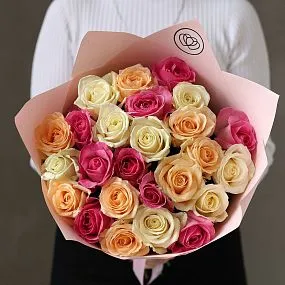 Букет из 25 роз 50 см нежный микс (Россия) в розовой пленке