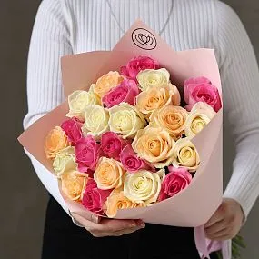 Букет из 25 роз 50 см нежный микс (Россия) в розовой пленке