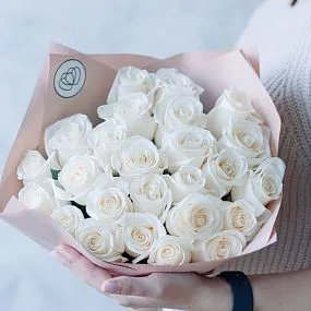 Букет из 25 белых роз 70 см (Эквадор) в кремовой пленке