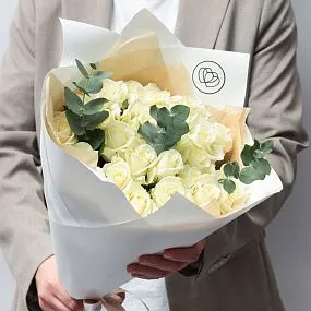 Букет из 25 белой розы 50 см (Россия) с эквалиптом