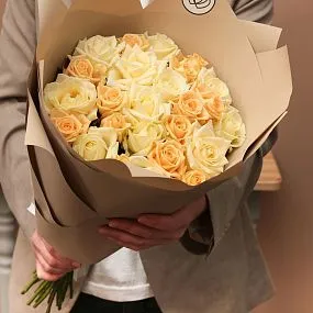 Букет из 25 кремовых и белых роз 50 см (Россия) в кремовой пленке