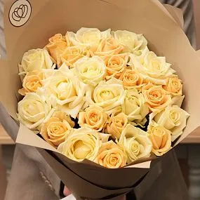 Букет из 25 кремовых и белых роз 50 см (Россия) в кремовой пленке