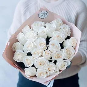 Букет из 25 белых роз 70 см (Эквадор) в кремовой пленке