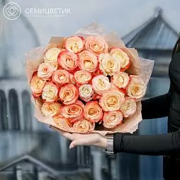 Кремово-красный букет из 25 эквадорских роз Cabaret 50 см Букет цветов для тещи из 25 кремовых с красной каймой роз Cabaret 50 см (Эквадор)