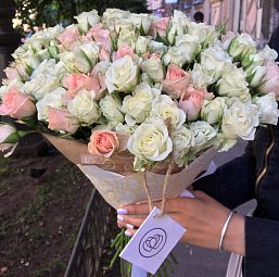 Букет из 51 бело-кремовой кустовой розы 40 см (Кения)