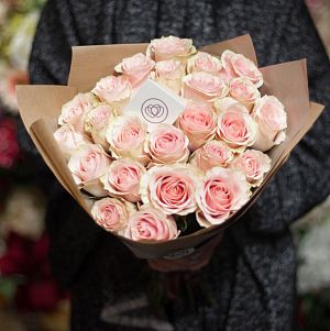 Букет из 25 нежно-розовых роз Pink Mondial 50 см (Эквадор)