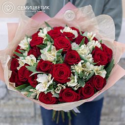 Букет из 25 красных роз (Россия) и 10 белых альстромерий