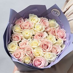 Бело-розовый свадебный букет  из 25 нежно-розовых и белых роз 60 см (Россия)