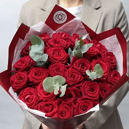 Букет из 25 красных роз 50 см (Россия) с эвкалиптом